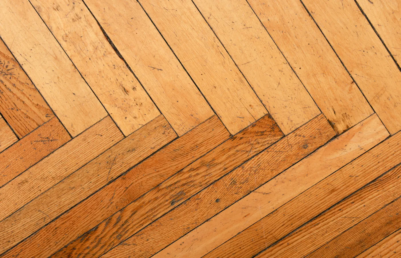 Detail dřevěné podlahy ve vzoru rybí kost